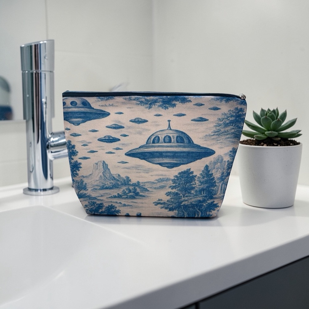 UFO Themed Cosmetic Bag 👽 New - Picture 3 of 6
